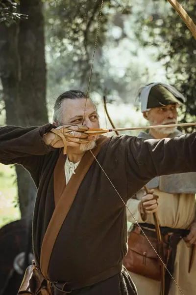 Arciere in fase di mira con ancoraggio alla bocca
